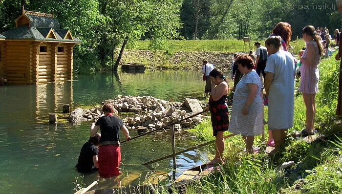 Купание в святых источниках. Крещение господне окунание иордан. Дивеево купель. Купание в святом источнике. Дивеево купель явлинская.