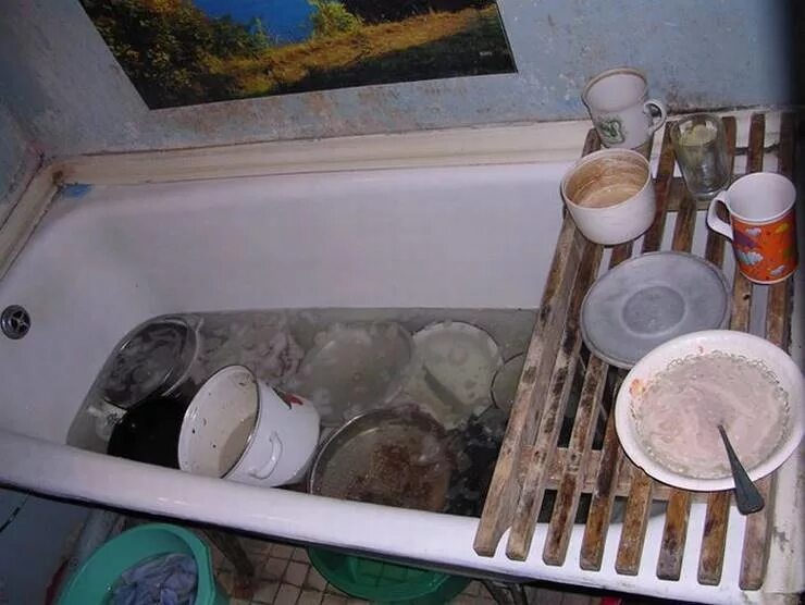 Ванна в общежитии. Грязная посуда в ванной. Ванна в общаге. Жизнь в общаге.