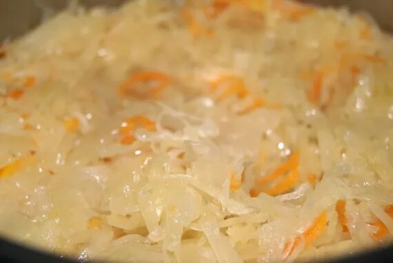 Капуста с молоком. Тушеная капуста с чечевицей. капуста тушеная залитая яйцом. капуста тушеная в молоке. тушеная капуста с молоком.
