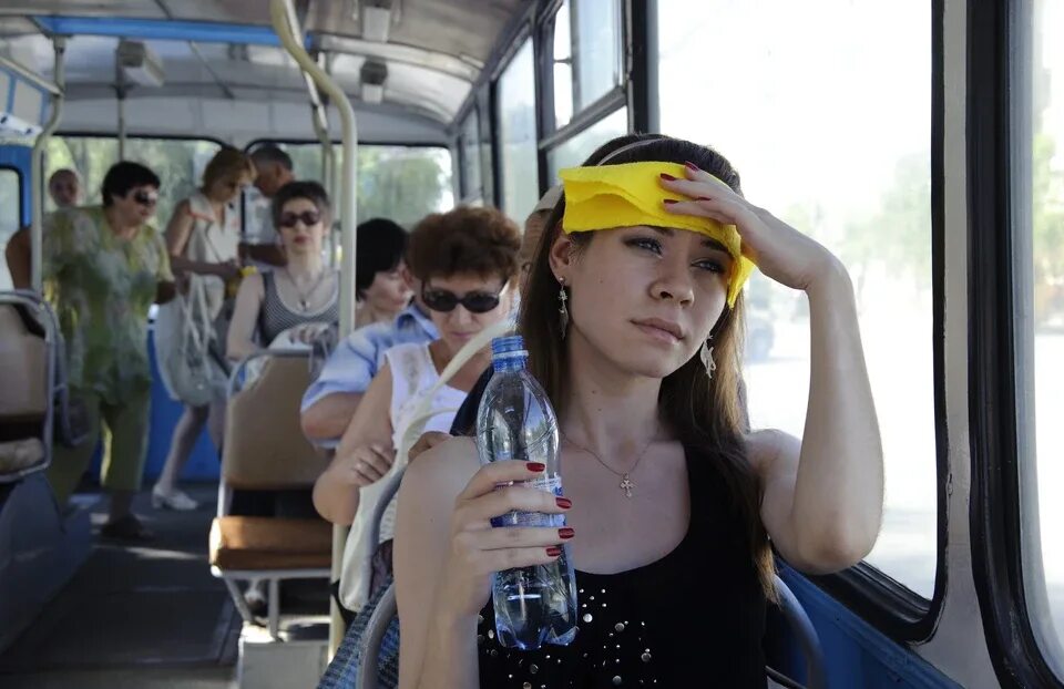 Когда душно становится плохо. Жара в автобусе. душно в автобусе. духота в автобусе. жарко в автобусе.