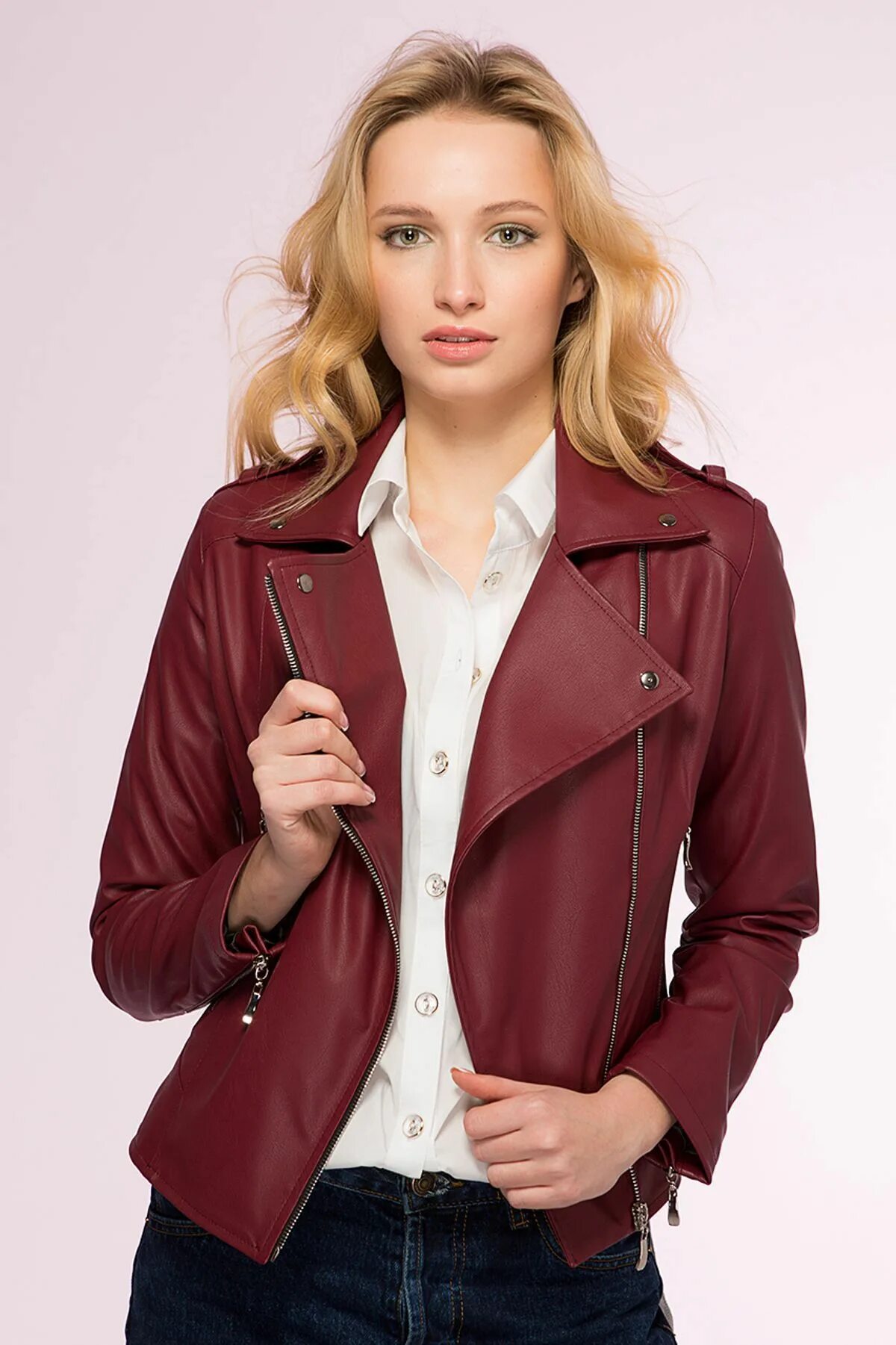 Бордовая кожаная куртка женская. Кожаная куртка косуха. Куртка бордовая кожа. Коричневая косуха женская. Бордовая косуха.