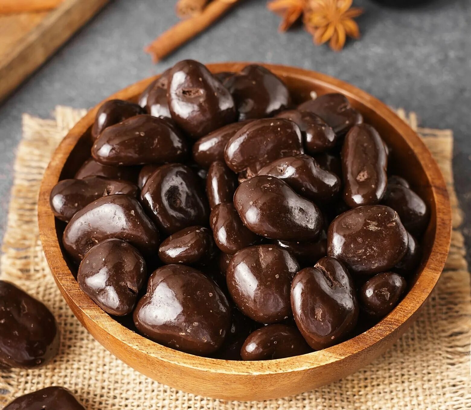 грецкий орех в темном шоколаде. грецкий шоколад. конфеты орехи в шоколаде. драже "грецкий орех в шоколаде" 200г. конфеты с грецким орехом.