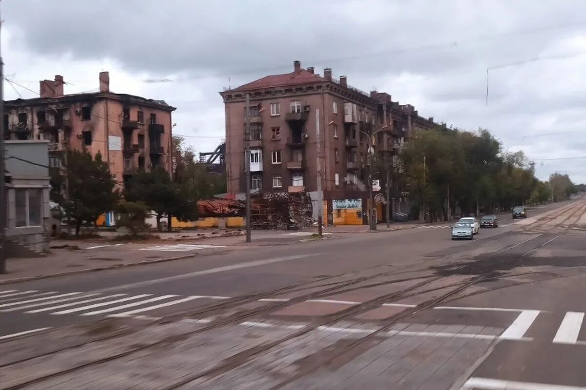 Мариуполь здание. Мариуполь центр города разрушения. мариуполь 2025 фото. мариуполь 2025. разрушенный дом в мариуполе.