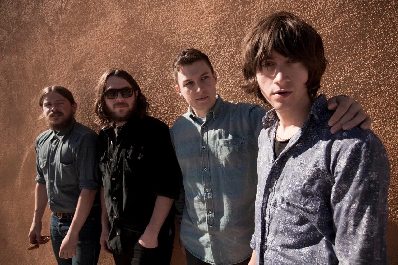Группа б 2011. Группа Arctic Monkeys. Arctic Monkeys фото. Инди рок группы 2011. Арктические обезьяны.