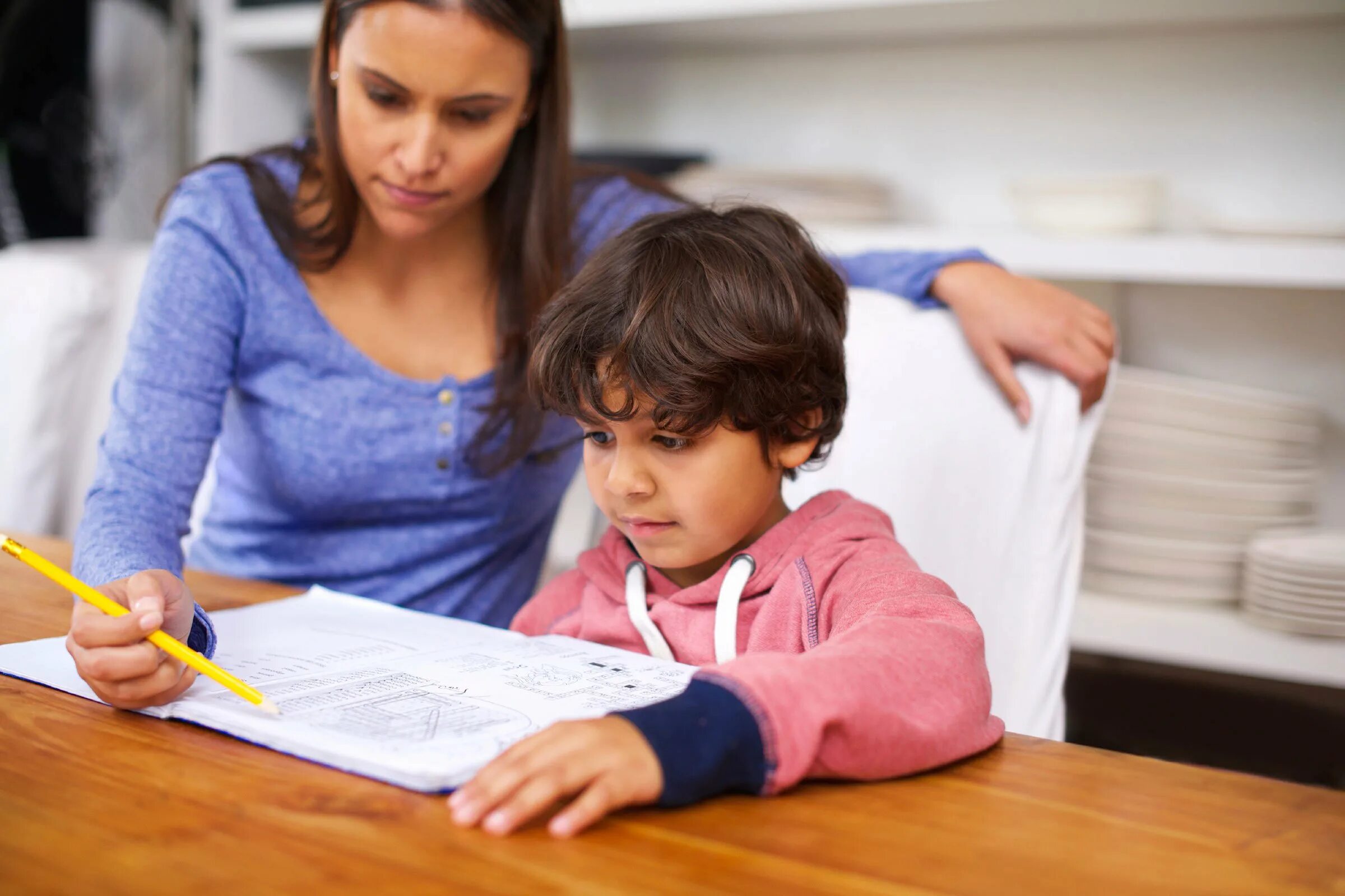 Ребенок делает домашнее задание. Children do homework. Ребенок рассказывает ДЗ. Teacher and children.