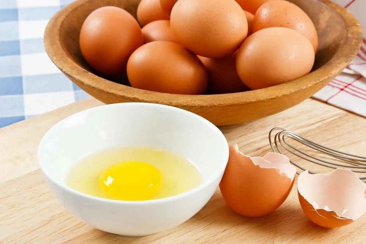 Как сделать сырое яйцо. Куриные яйца. сырое яйцо. яйца и яичные продукты. сырое куриное яйцо.