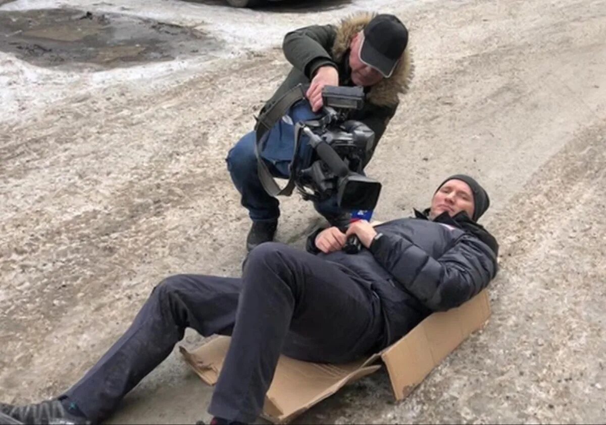 Корреспондент потерял руку. Журналист американского телеканала fox news бенджамин холл. Корреспондент потерял руку. Журналист. Сумка газетчика.