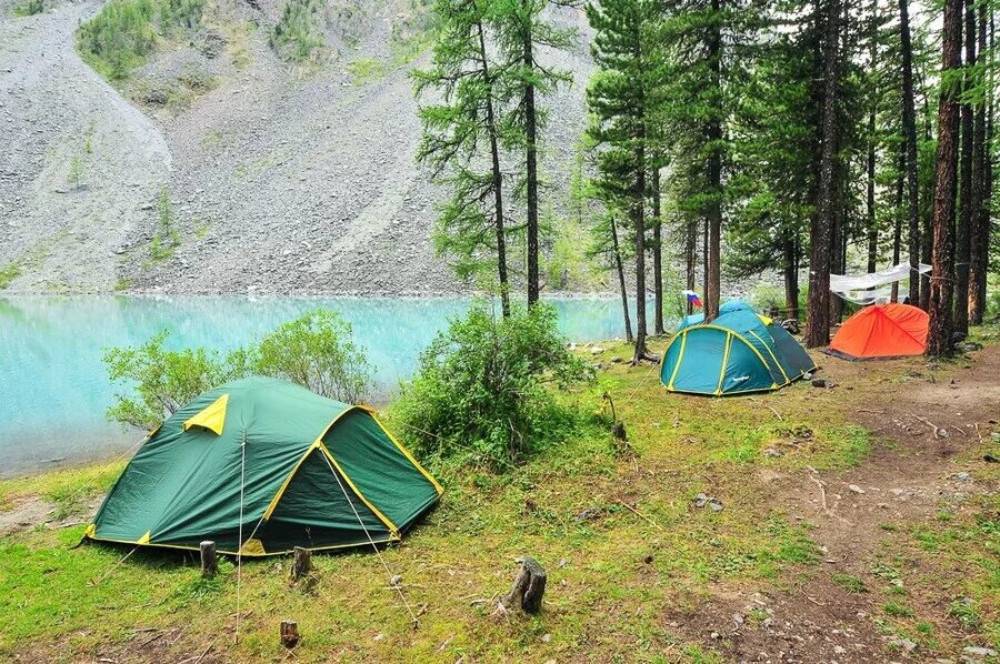 Горный Алтай палаточные лагеря. Автокемпинг горный Алтай. Горный Алтай палаточный городок. Таганай палаточный городок.