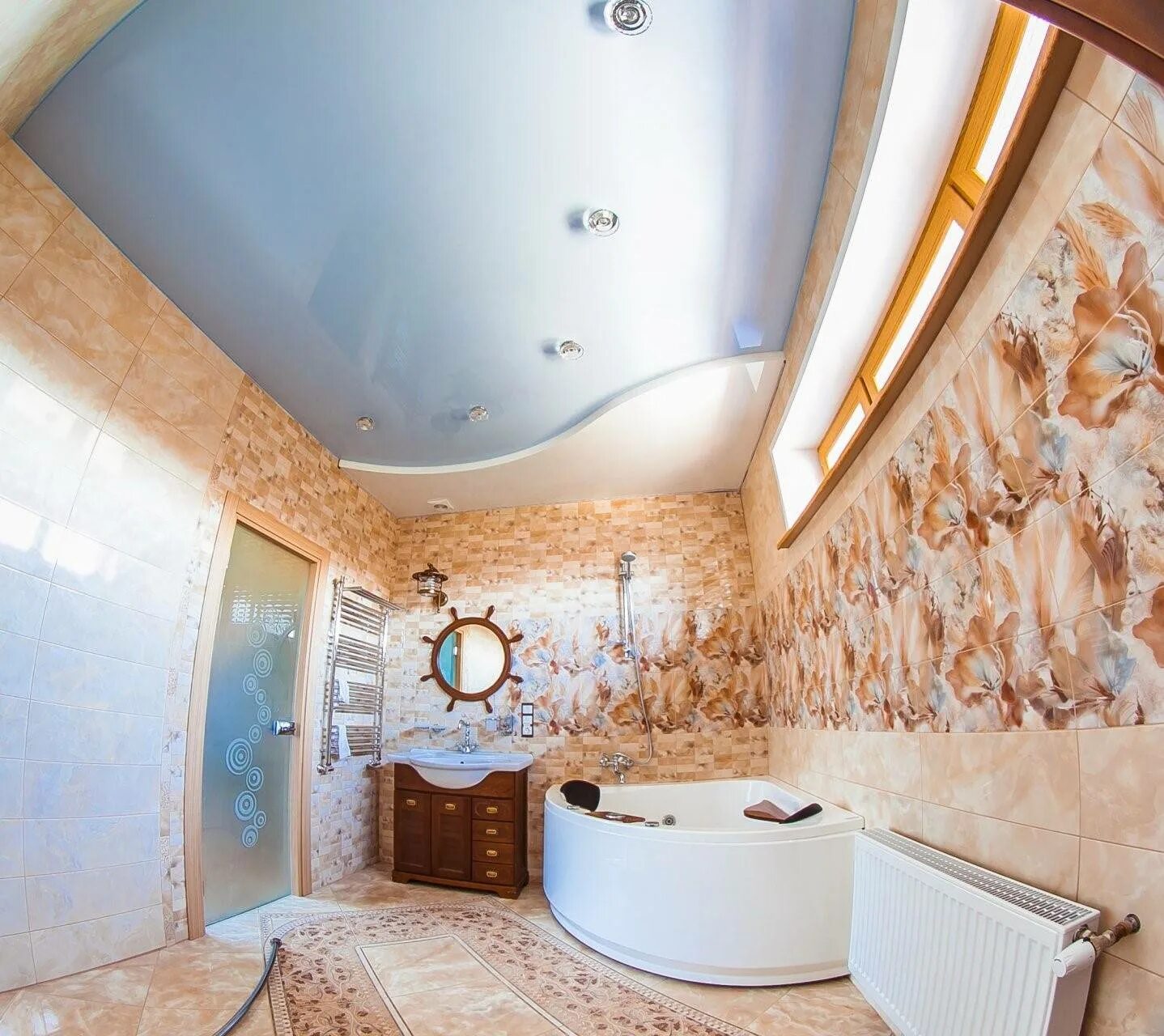 Натяжной потолок в ванной. На яжной потолок в ванной. Потолок в ванную комнату. Потолок в варочной комнате.