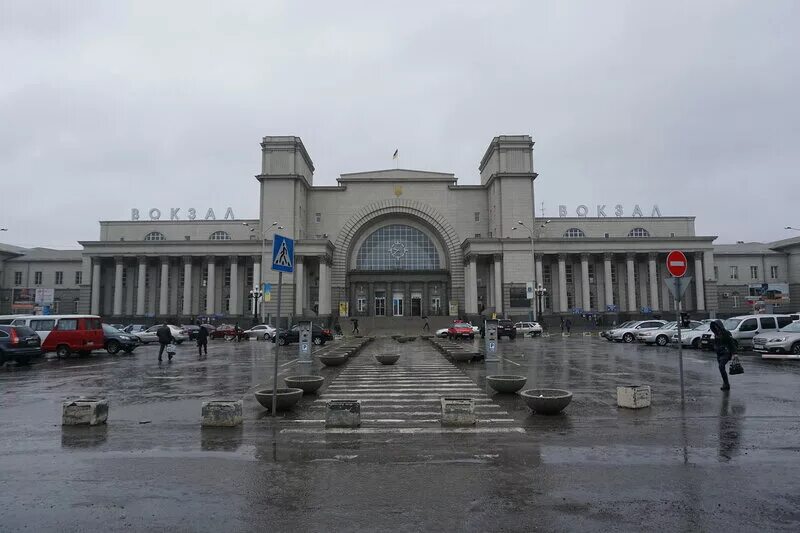 Вокзал днепропетровск. Днепропетровский ЖД вокзал. Ж/Д вокзал г.Днепропетровска. Ж Д вокзал Днепропетровск. Днепр город вокзал.