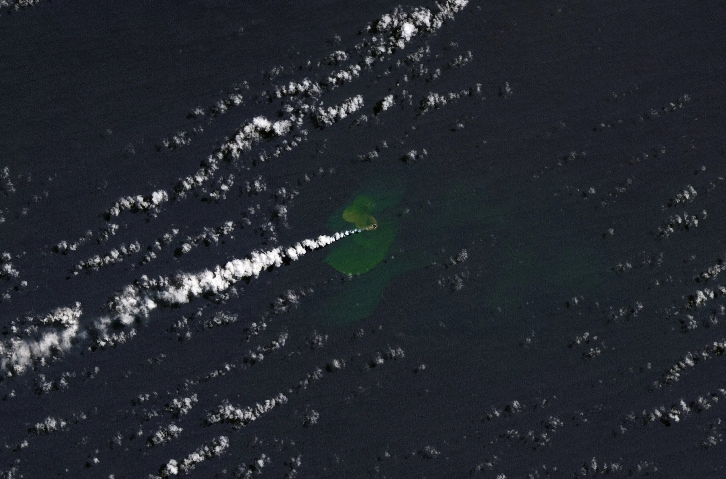 Spot island. В тихом океане появился новый остров. NASA океан. Подводный вулкан. Новый остров в тихом океане.