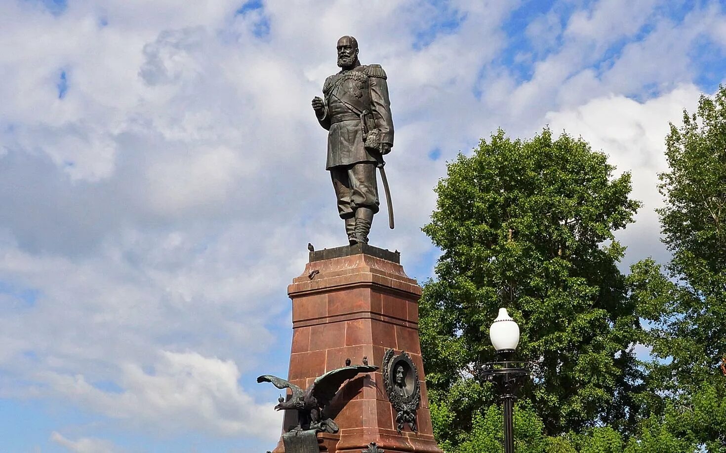 Памятник александру александрову. Памятник Александру III (Иркутск). Памятник императору Александру III Иркутск. Иркутск набережная памятник Александру 3.