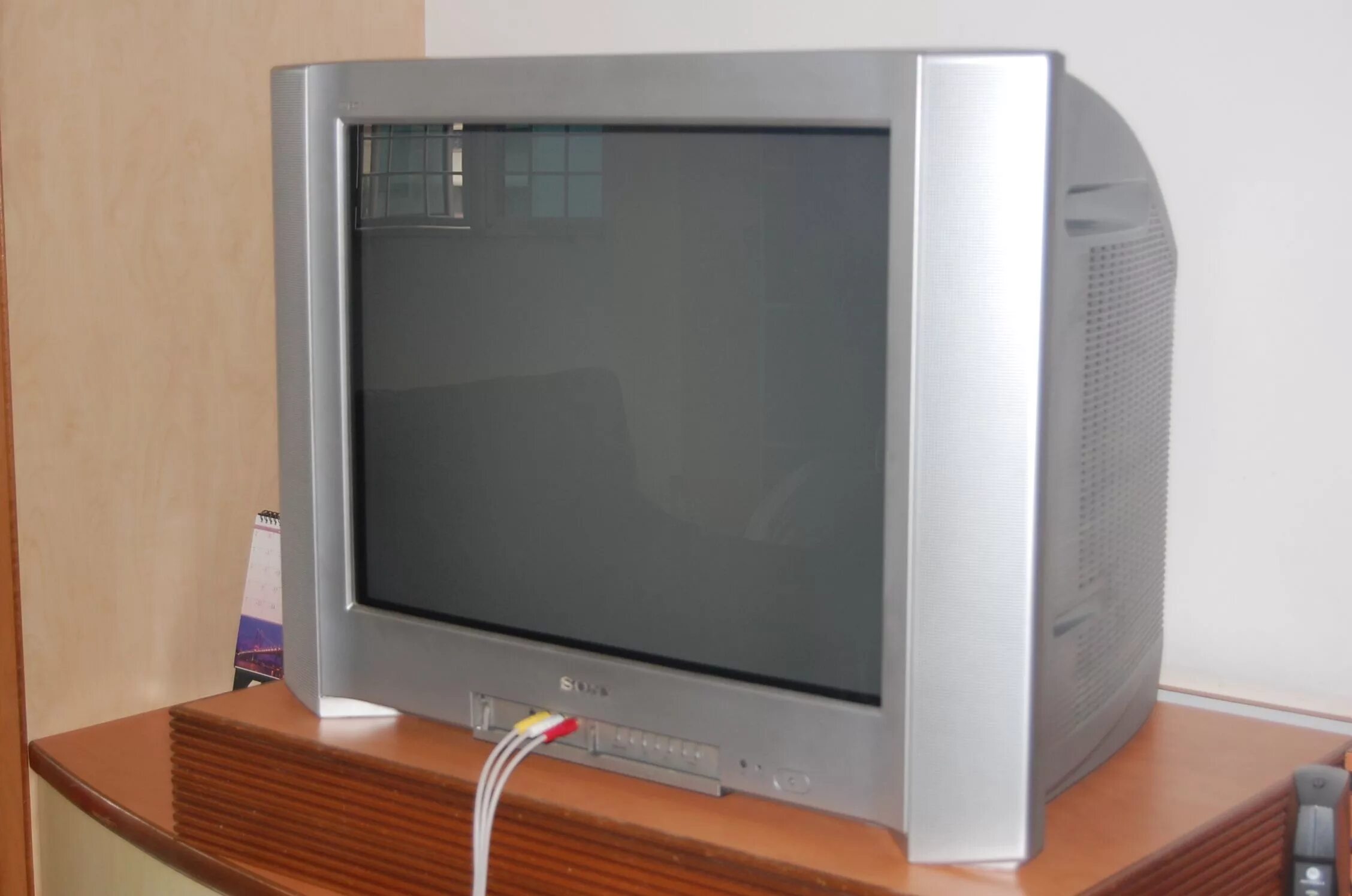 Куплю телевизор старый оскол. Телевизор Sony в 90е. Телевизор Sony 2000 года. Sony Trinitron 90s. Видеодвойка сони тринитрон.