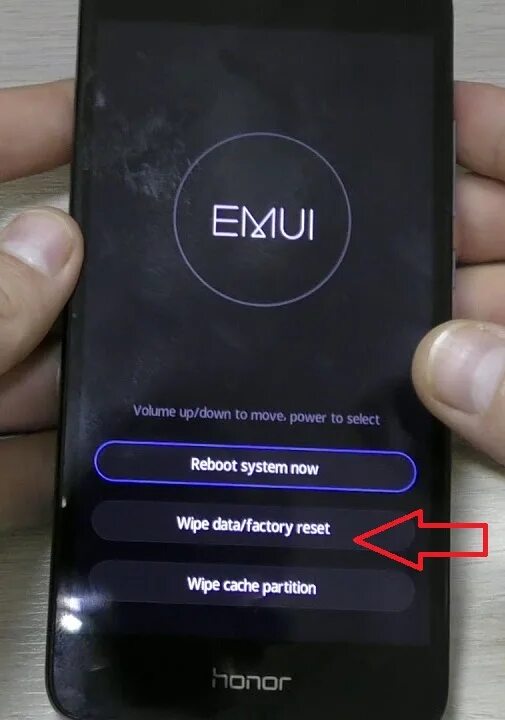 Завис телефон не включается что делать. Что делать если телефон не включается Honor. Экран при включении телефона. При включении смартфона появляется надпись. Что делать если не включается телефон хонор 8 а.