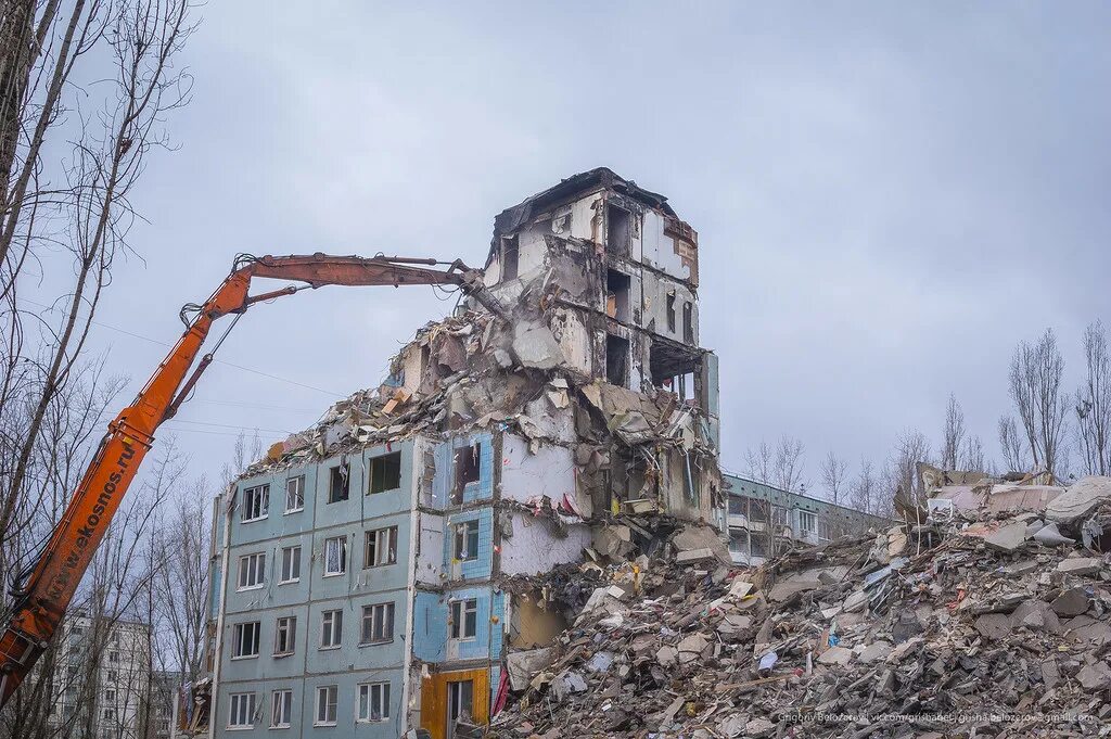 Снос дома. Сносят здание. Слом жилого дома. Сносят в Саратове здание.