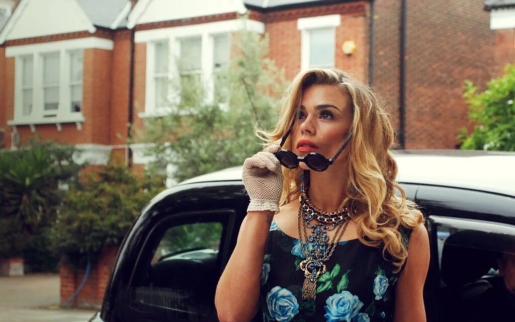 Красивые девушки на вызов. Девушка с телефоном. Красавица с телефоном. Дневник лондонской девушки. Фото на телефон для девочек.