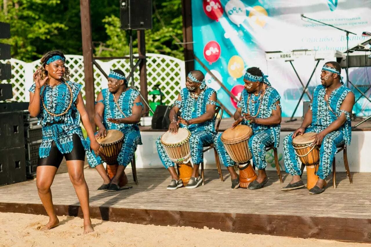 The africa show. Африканский ансамбль. Африканское шоу waka-waka. The africa show. Шоу африканских барабанщиков.