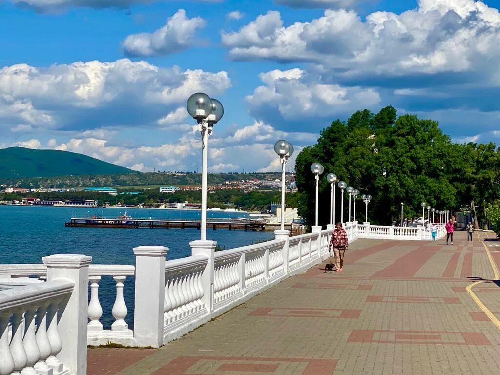 Пляж, геленджик, революционная улица. Фото берега геленджика. Геленджик море набережная. Пляж бриз геленджик. Черное море пляж геленджик.