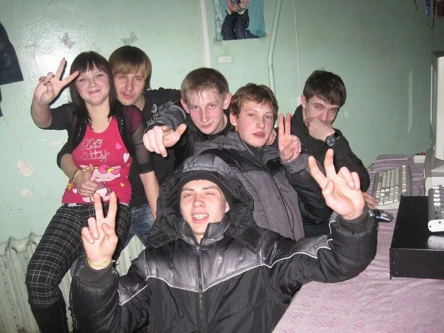 Дискотека молодежи 90. Сельская дискотека. деревенская тусовка. колхозная дискотека. тусовка в деревне.