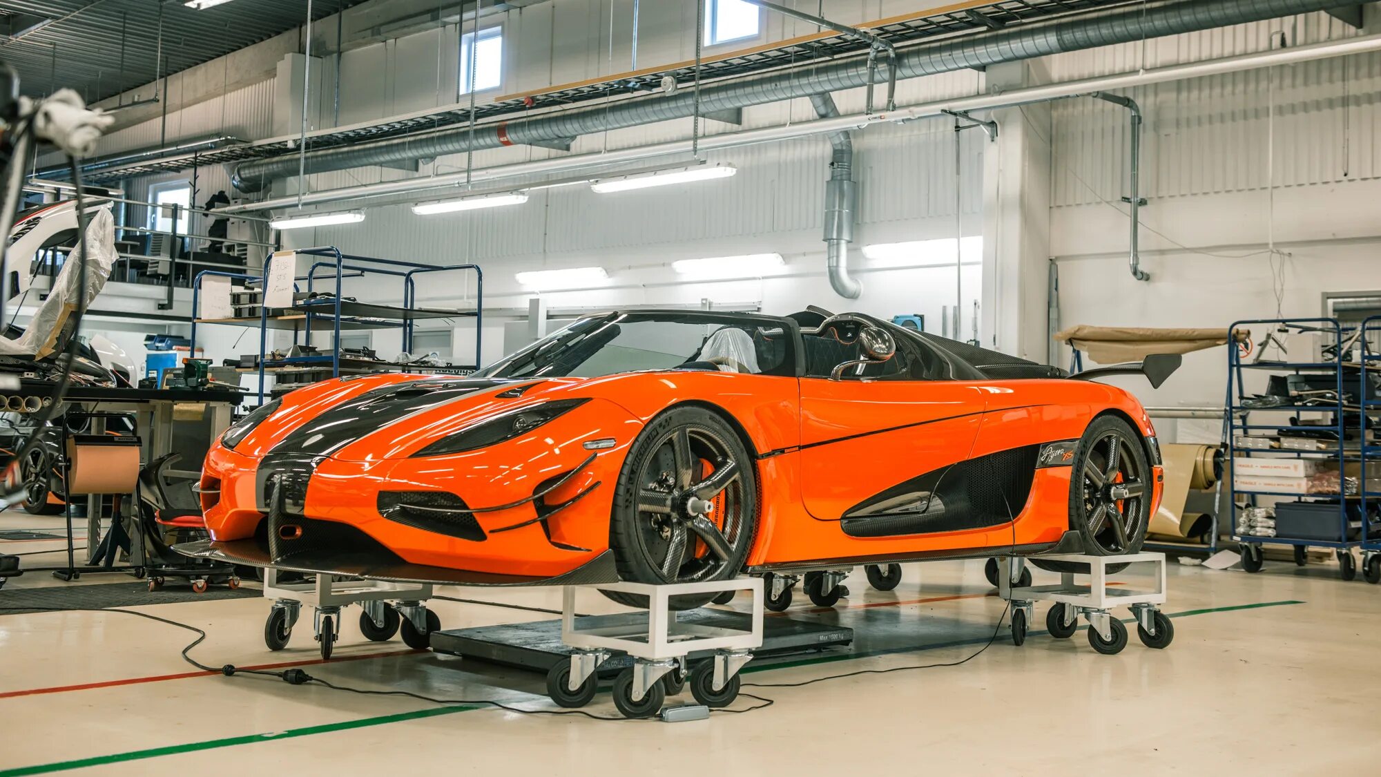 Основные автомобили. Завод Кенигсегг в Швеции. Koenigsegg фабрика. Завод компании Кенигсегг. Завод Кенигсегг снаружи.