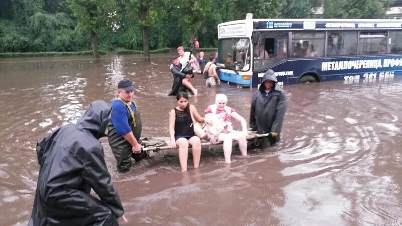 Утонул автобус барнаул. Ливень в Липецке. Липецк подтопление. Затопление Липецк. Автобус утонул.