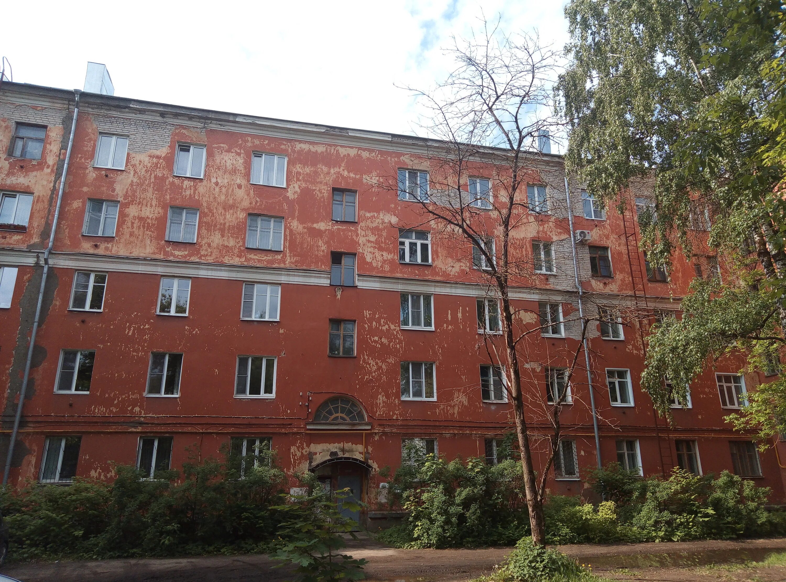 Управляющие компании города твери. Администрация города. Администрация города. Ук город менеджмент тверь. Снег на многоэтажном доме.