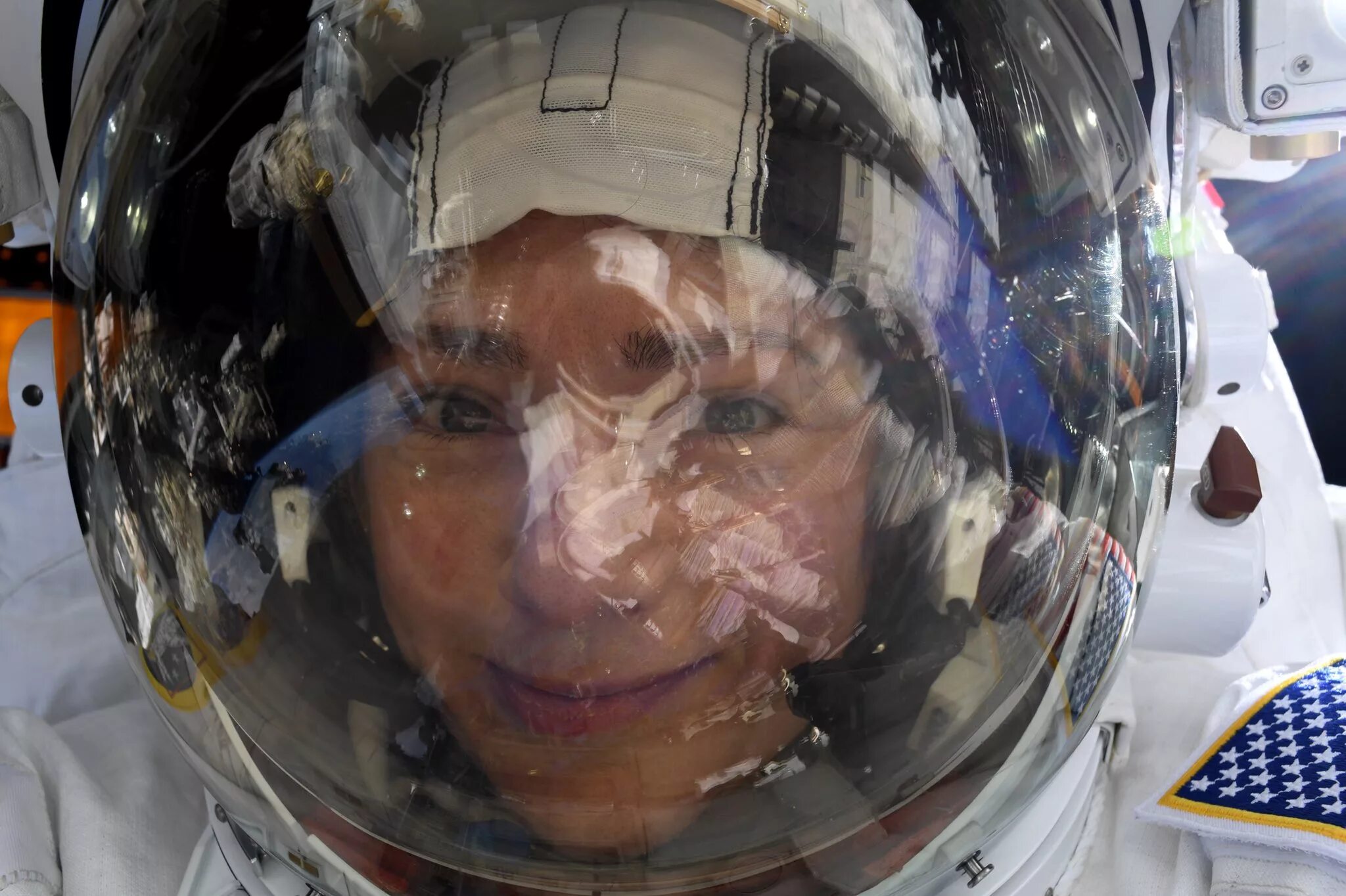 Мы летим через космос. Космонавт в космосе. Космический шлем.