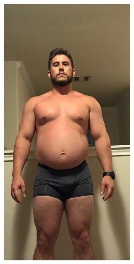 Belly guy. Мальчик с большим животом. Самый большой пивной живот в мире. Chubby парень. Биг белли стаффинг парни.