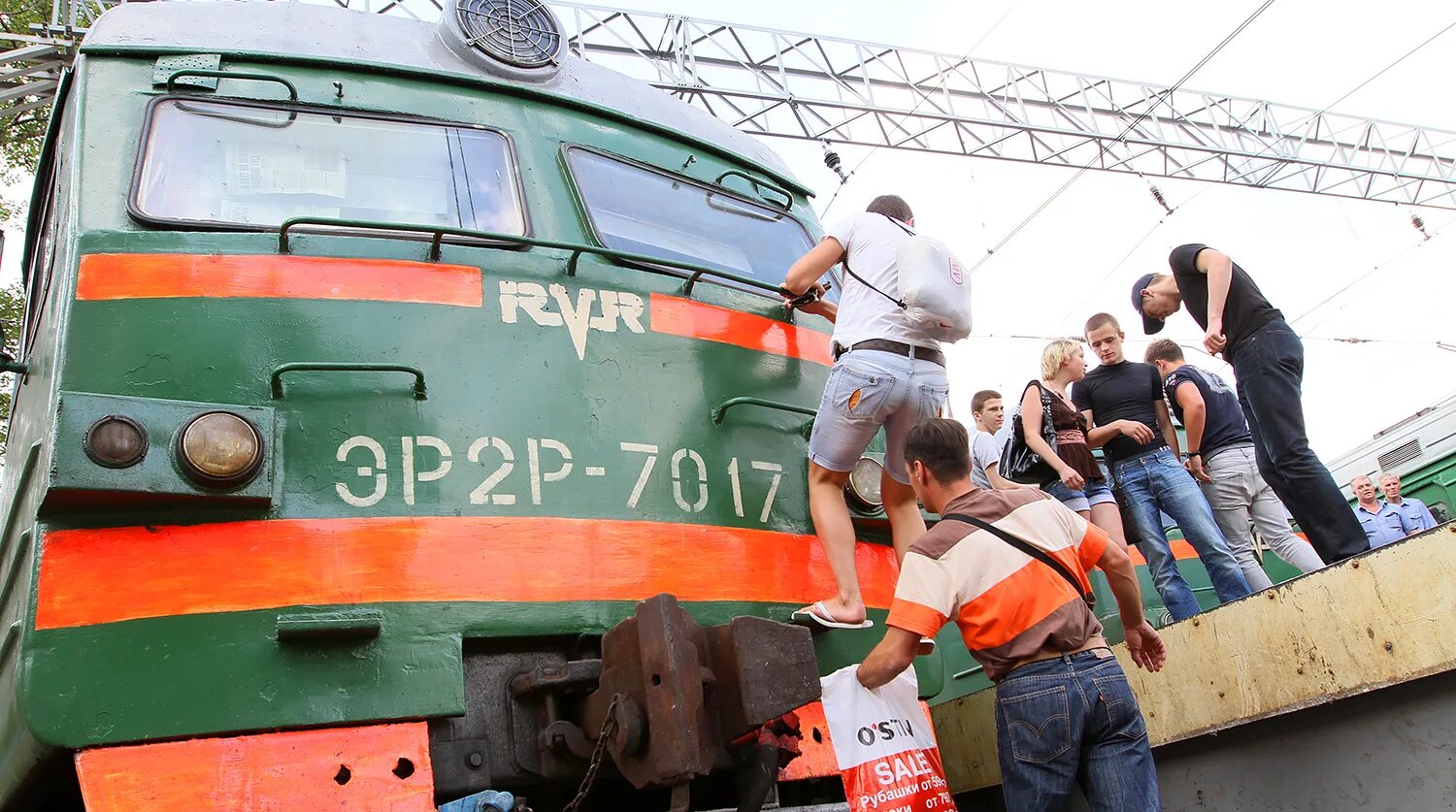 Задержка поезда на час. Крыша электропоезда. Подмосковные электрички.