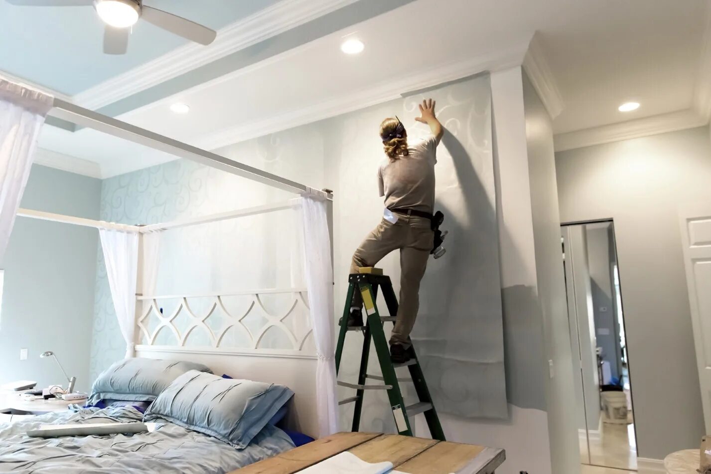 Примерить обои на стены. Занимайся ремонтом квартир бабой. Примерить обои на стены. Примерка обоев. Клеить обои.