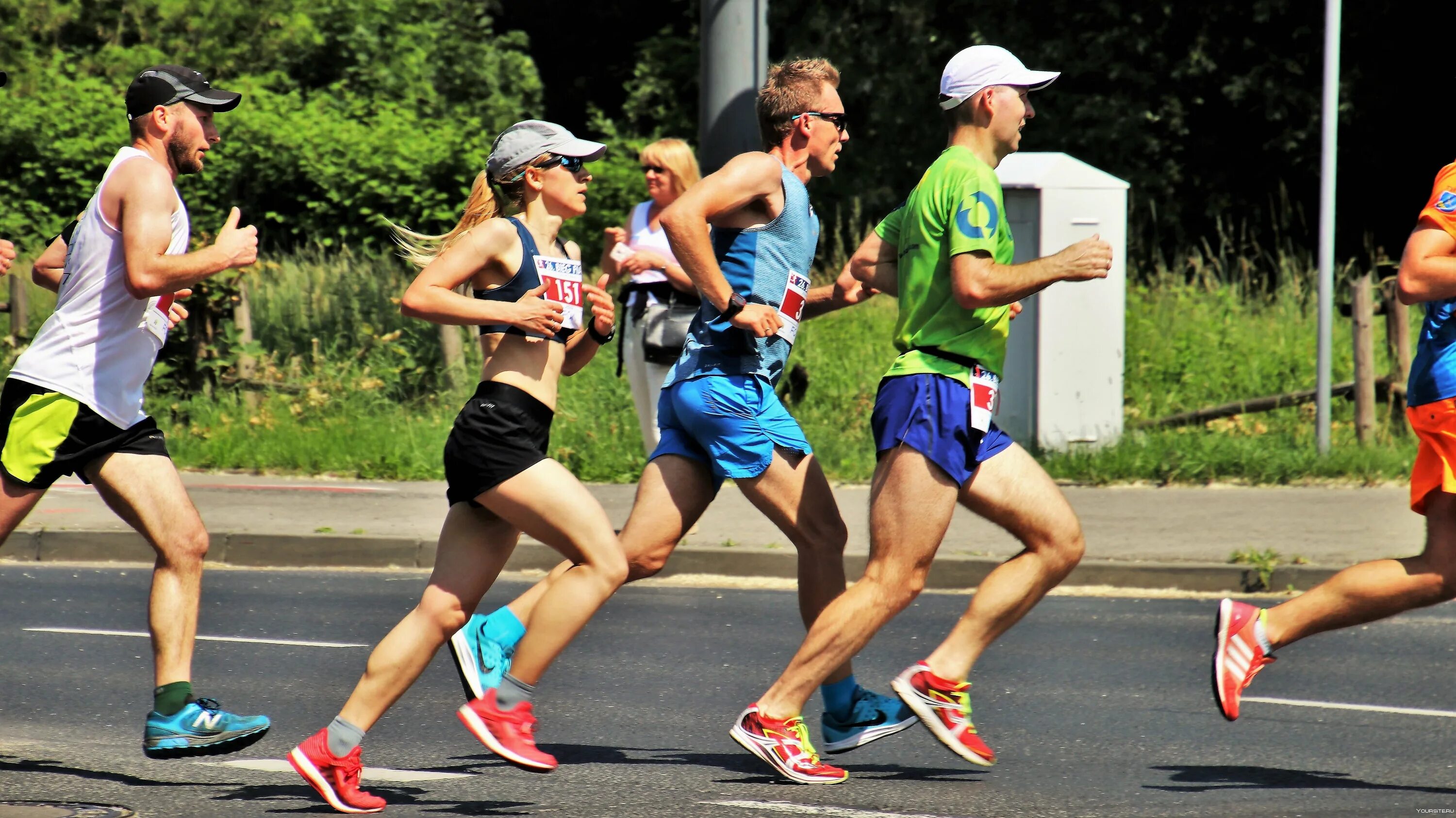 Скорость спортсмена бегуна. Марафон (the Marathon). Марафон бег. Марафонский бег. Люди бегут марафон.