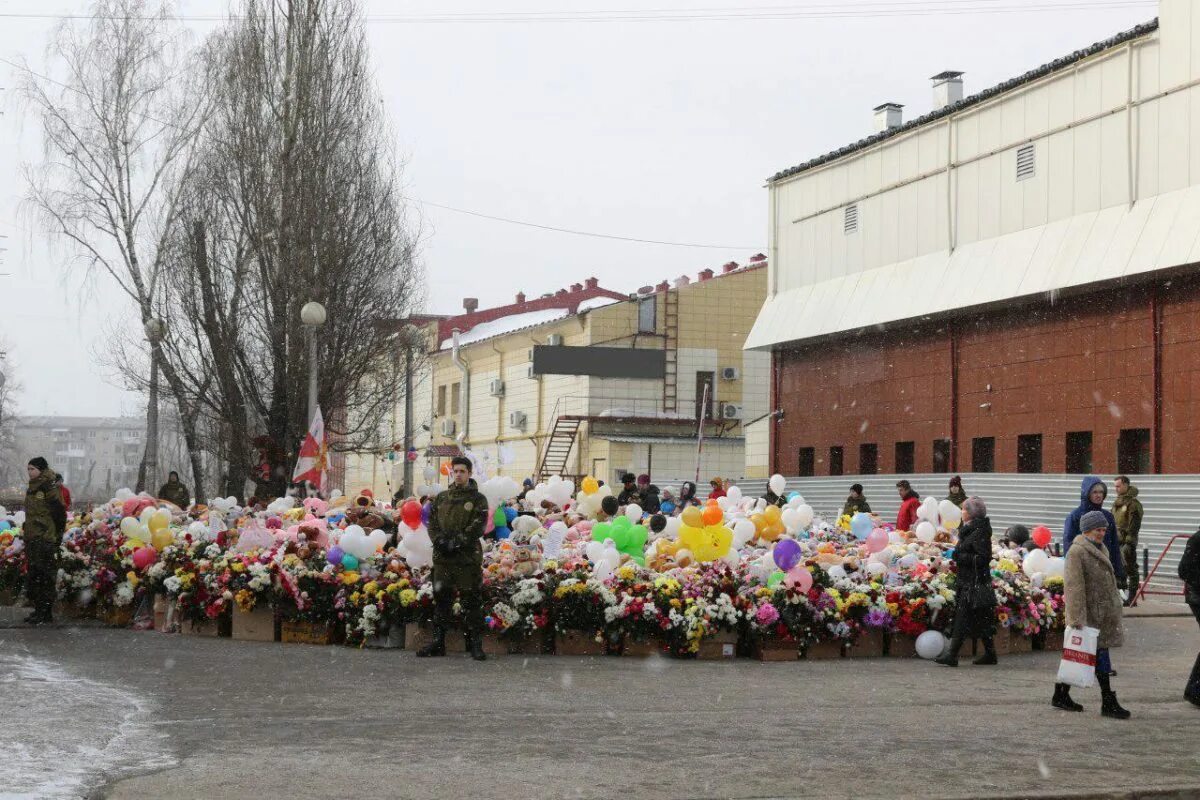 Трагедия в кемерово сегодня последние. Мемориал зимняя вишня кемерово 2022. Пожар в зимней вишне кемерово 2018. Кемерово мы с тобой пожар. Кемерово трагедия в зимней вишне.
