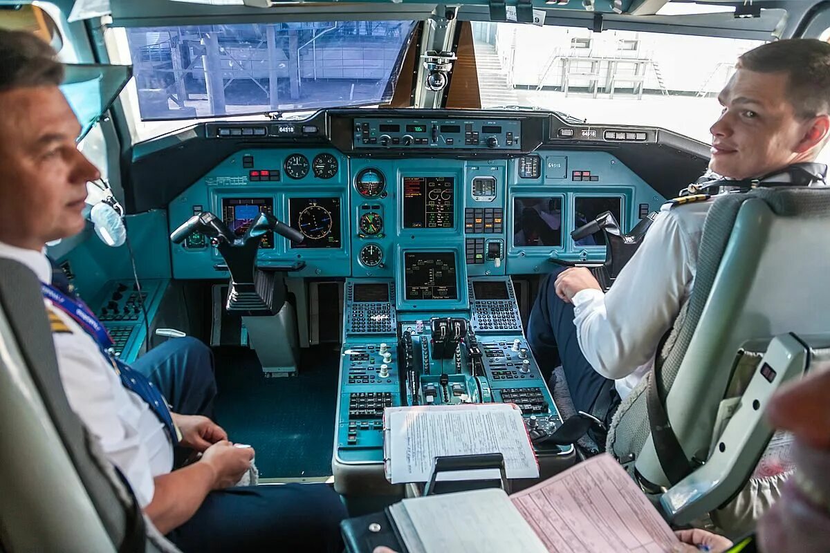 Пилот самолета. Найди пилот. Найди пилот. Найди пилот. Квс командир воздушного судна.