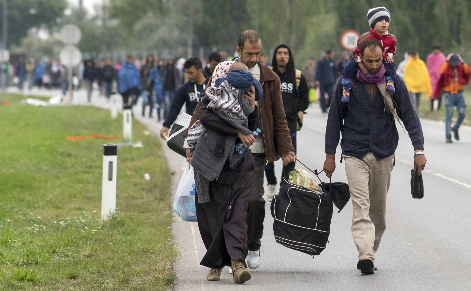 Франция иммигранты мусульмане. Париж иммигранты. Мигранты это люди. Мигрант и эмигрант.