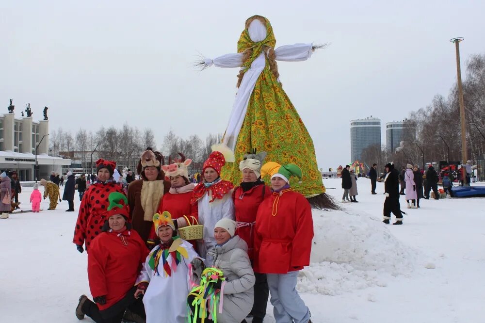 Масленица в ижевске 2024 где. Масленица на центральной площади Ижевск. Масленица в Ижевске 2022. Широкая Масленица. Праздничные гуляния на Масленицу.