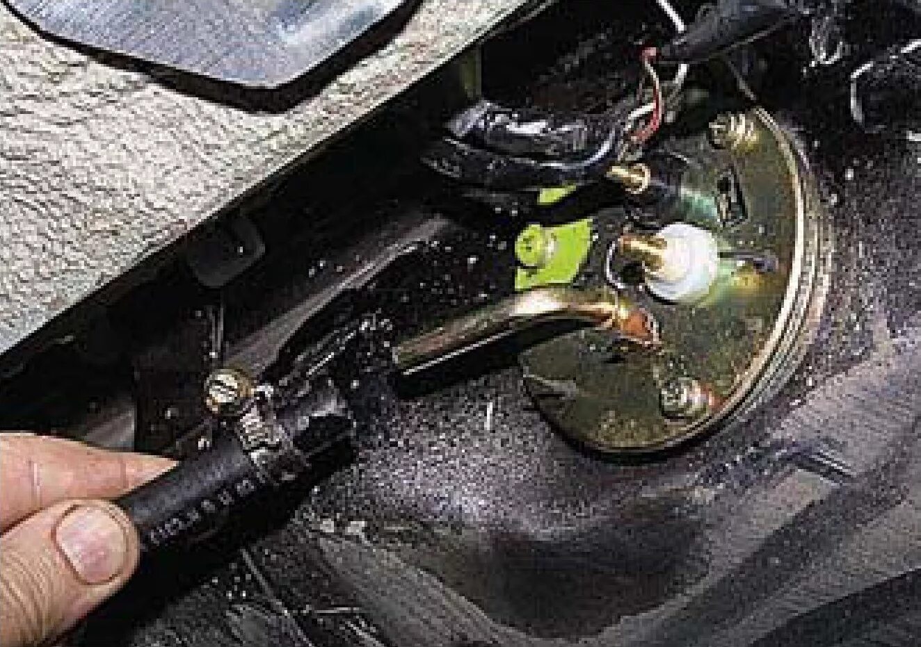 Electric fuel pump with fuel gauge sensor - removal and installation (VAZ-2107 "