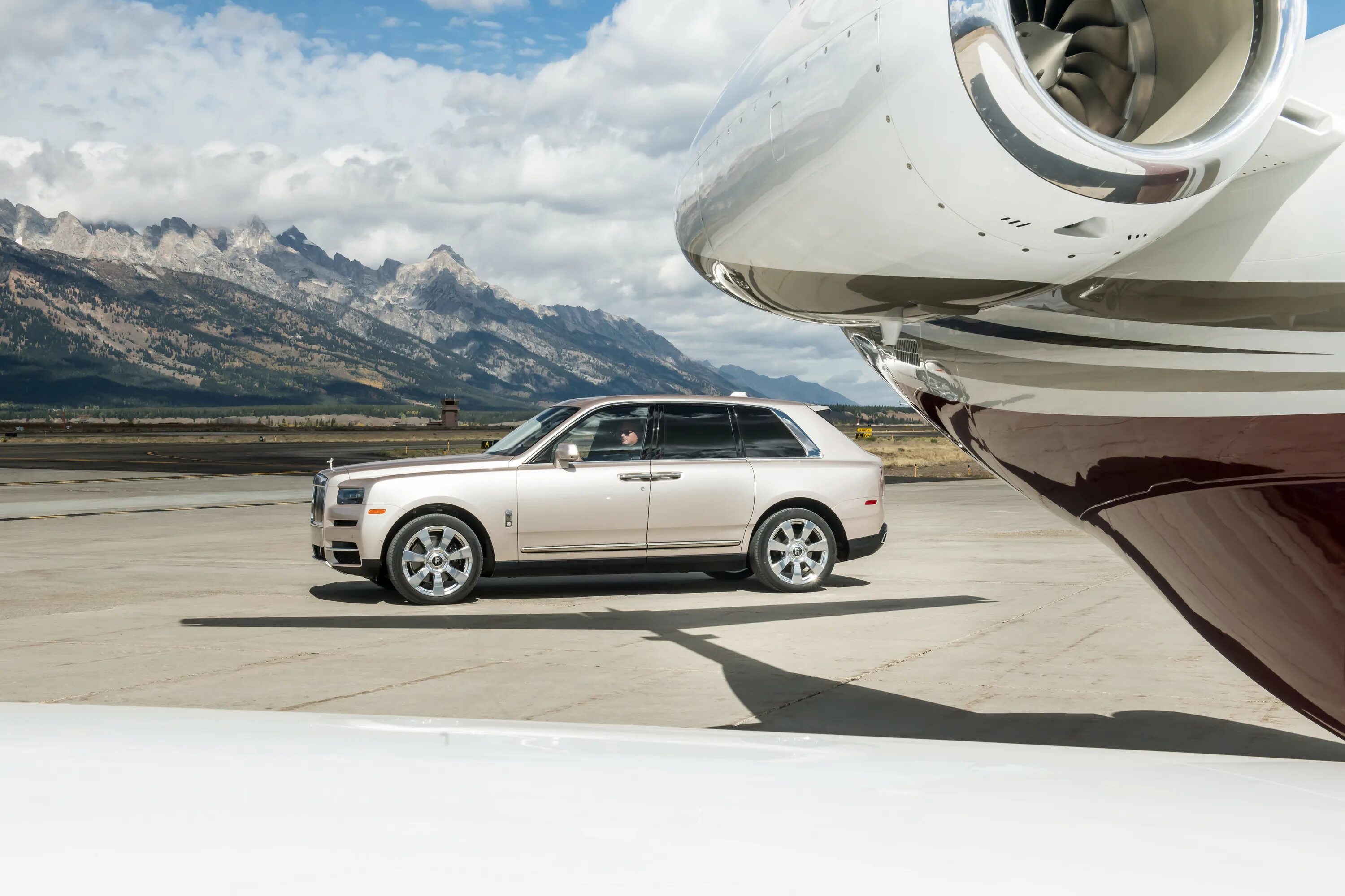 Список роскошных автомобилей. RR Cullinan. Rolls Royce Cullinan. Налог на роскошь Роллс Ройс.