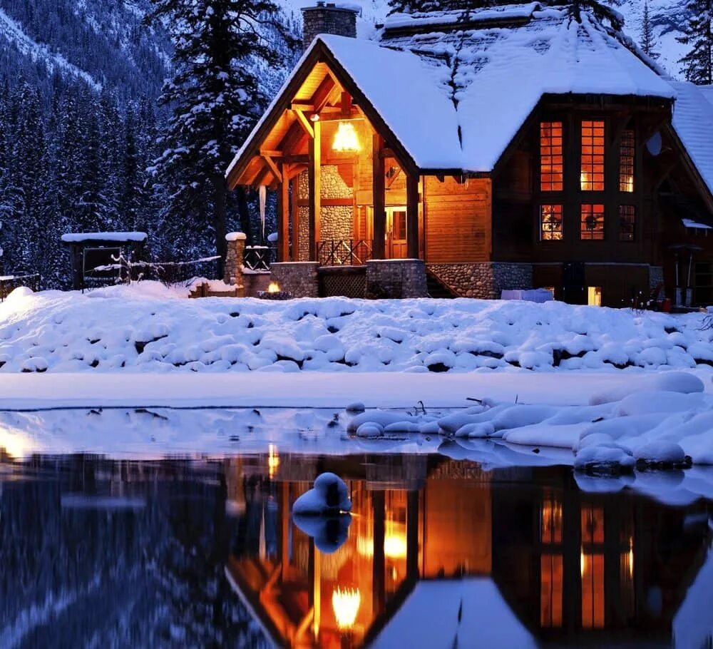 Зимний дом. Дом в зимнем лесу. Уютный домик зимой. Заснеженный домик. Загородный дом зима