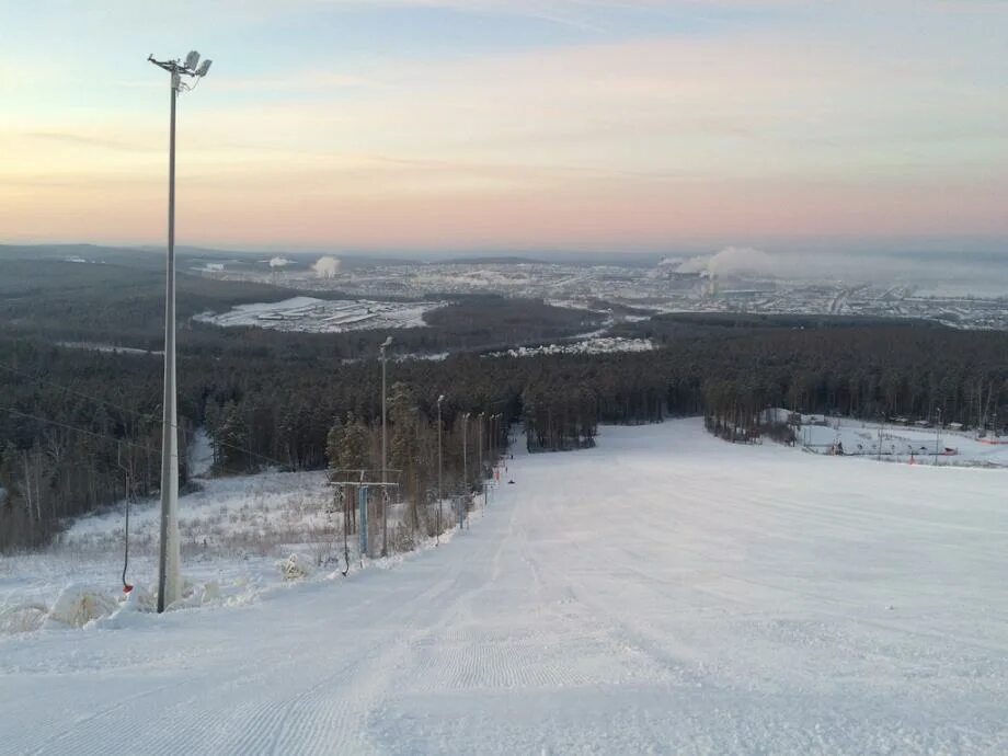 Гора волчиха первоуральск. Гора волчиха горнолыжный комплекс. Гора волчиха горнолыжный комплекс. Глк волчиха. Гора волчиха горнолыжка.