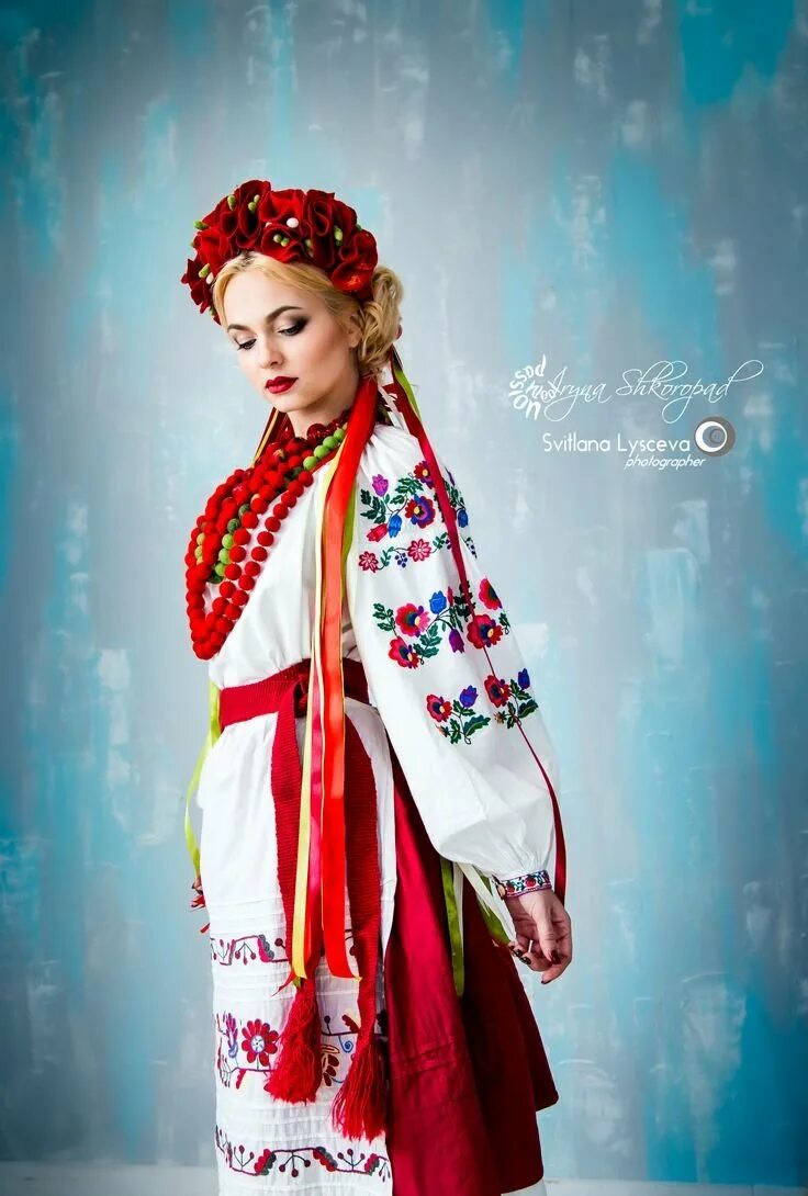 Украинская одежда 6. Украинский национальный костюм. Украинский костюм женский. Украинский народный костюм. Народный костюм Украинки.