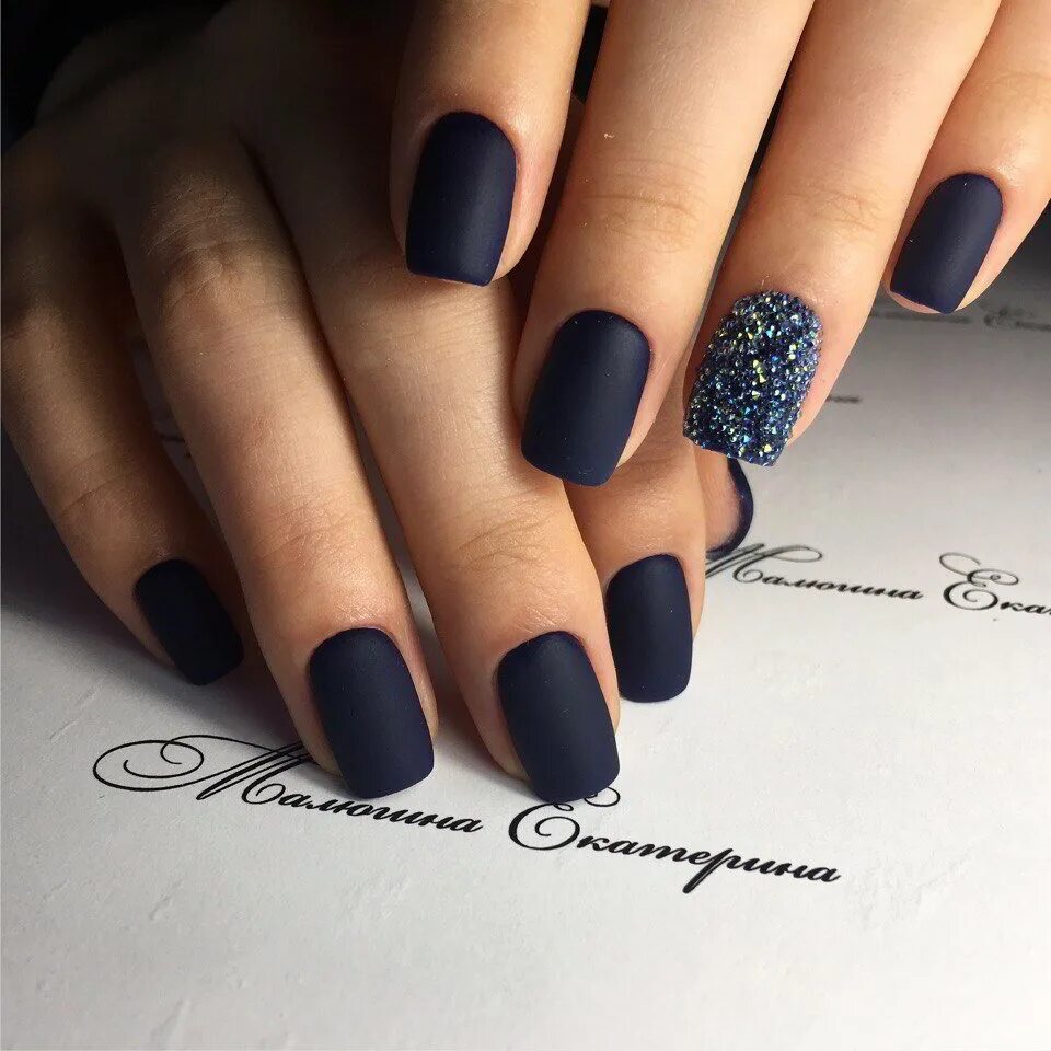 стильные матовые ногти. матовые ногти на новый год. красивые ногти на новый год матовый. маникюр однотонный темный. маникюр со звездами.