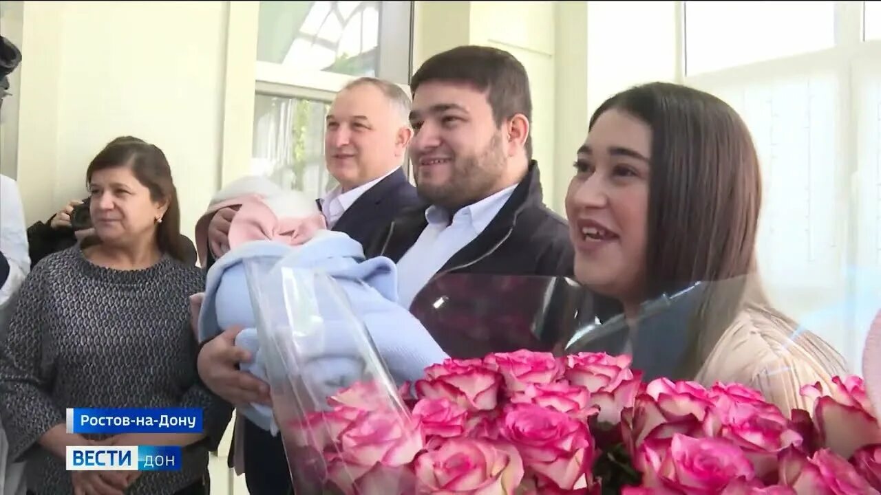 Роддом 2025. Выписка ребенка из роддома. выписка из роддома 2025. черногорский роддом.
