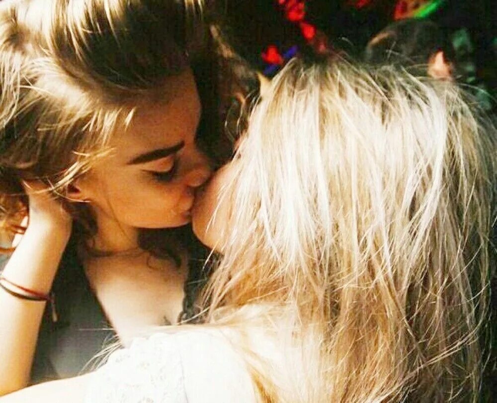 Поцелуй девушек. Поцелуй двух девушек. Красивые девушки целуются. Блондинка и брюнетка поцелуй. Blondes kisses