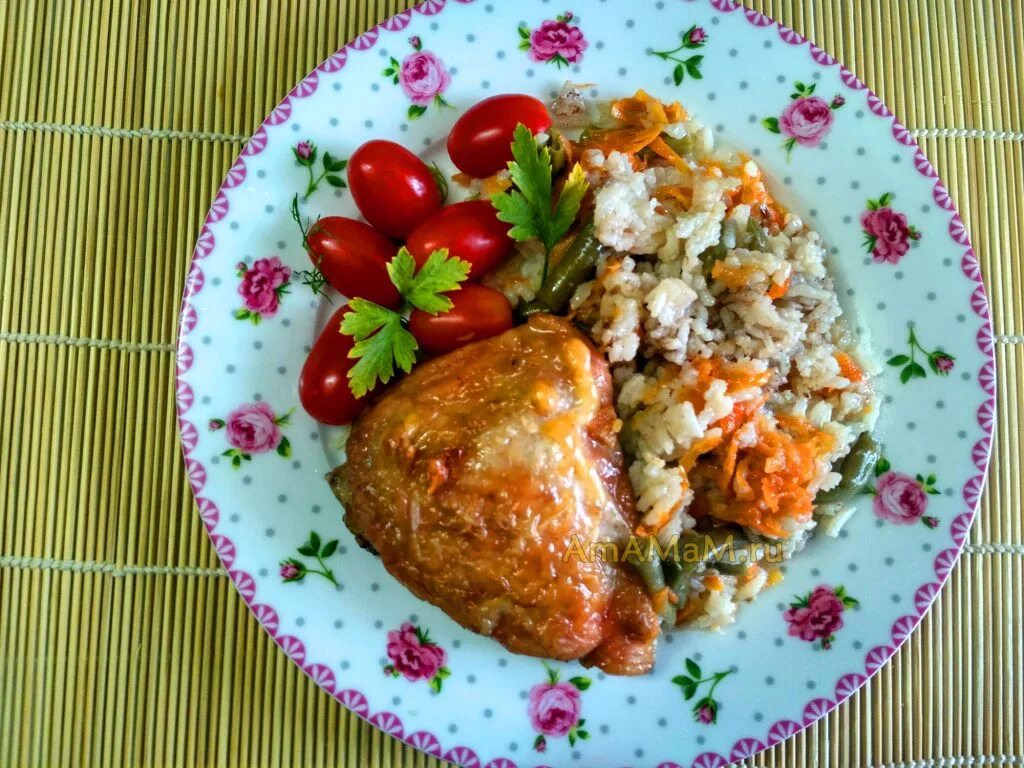 Куриная грудка в духовке. Куриные бедра, запеченные с перловкой в духовке. Куриные бедра с овощами в духовке без картошки. Тушёная голень куриная на сковороде. Курица с картошкой в казане на плите.