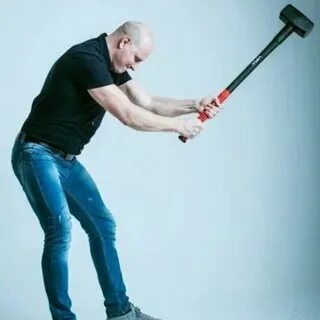 Мужика бьют кувалдой