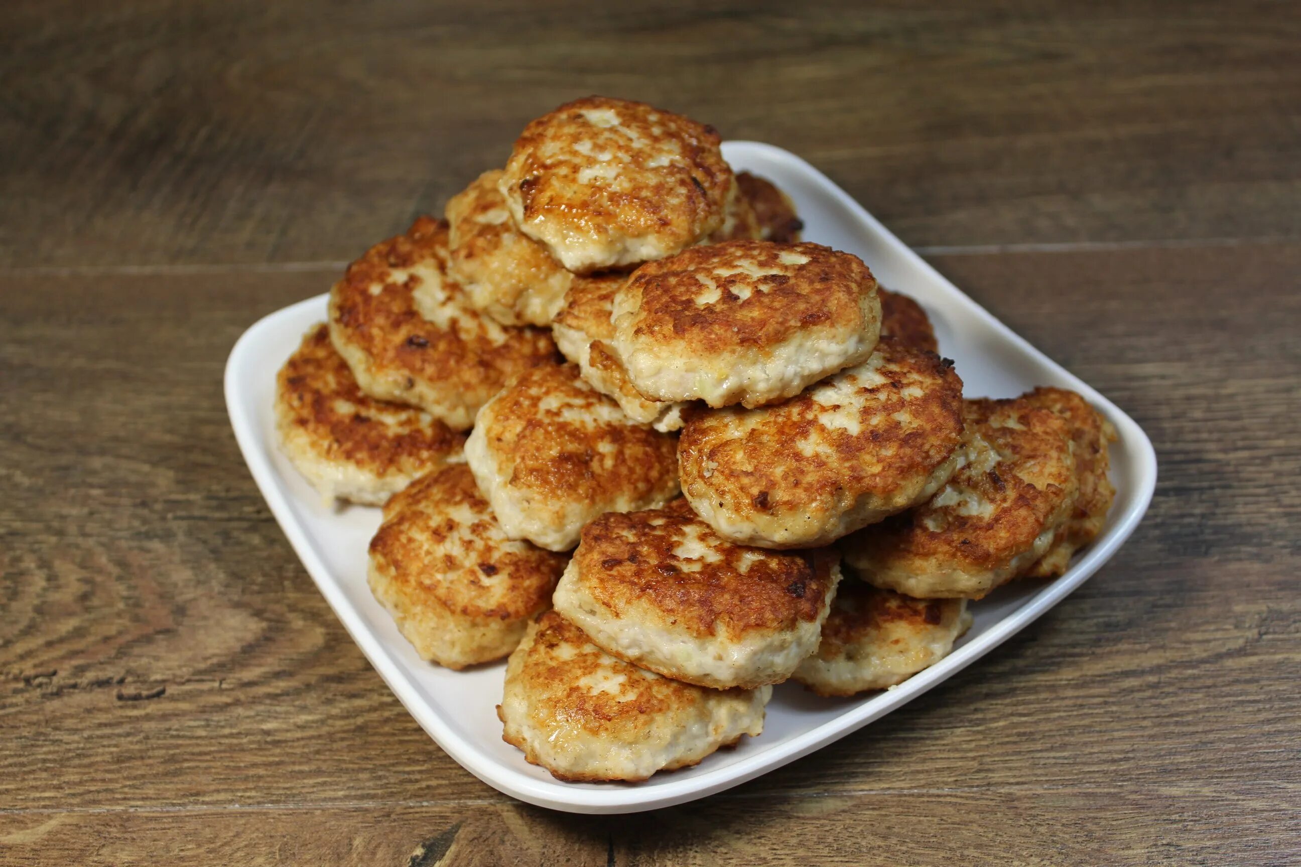 Рецепт пышных куриных котлет. Котлеты из куриного фарша. пышные котлеты. суперпышные котлетки из куриного фарша с овсяными хлопьями. котлетки из куриного фарша с овсяными хлопьями.