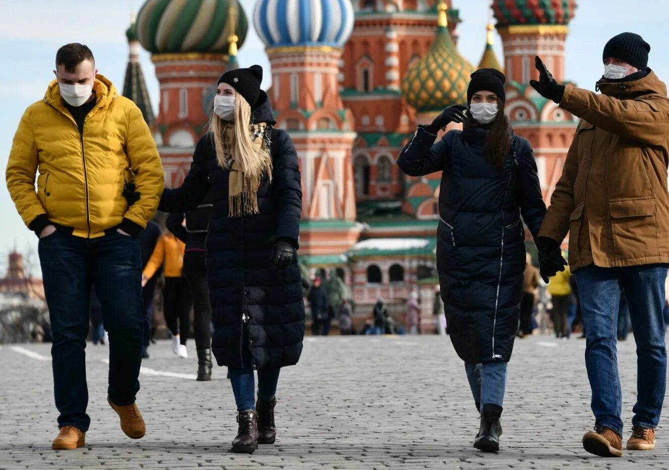 В москве проживает человек. Люди на улицах Москвы. Люди на улицах Москвы зимой. Москва люди. Люди на улице Россия.