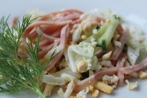 Салат с курицей ветчиной и огурцами