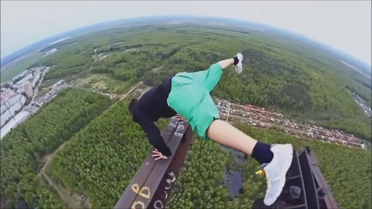 Самый опасный трюк. Экстремальные трюки. Самые безумные трюки. Очень опасный трюк. Самые опасные паркур в.