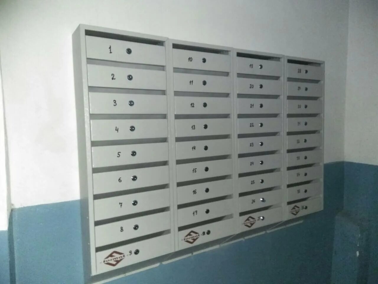 почта ящик. почтовые ящики в подъезде. почтовый ящик. монтаж почтовых ящиков. система почтовых ящиков.